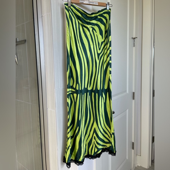 TOPSHOP Green satin printed skirt - Picture 8 of 9